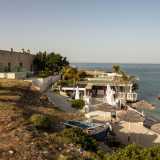 Parzialmente nascosta da un imponente albero di fico, sovrasta la spiaggia e un bar-ristorante affacciato sull�Adriatico...